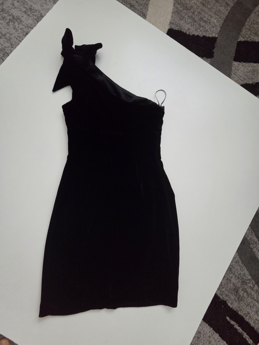 Trina Turk Black Velvet One-Shoulder Bow Cocktail Dress Size 4